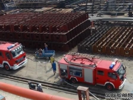 揚州一船廠一艘在建船起火 
