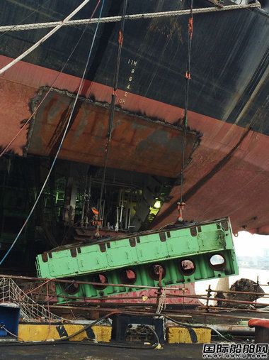 立新船廠完成“圖利潘”輪主機機架吊運作業