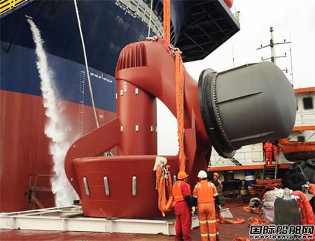 南通中遠船務“希望7號”安裝推進器