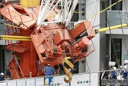 揚州萬隆船業新龍門吊倒塌 