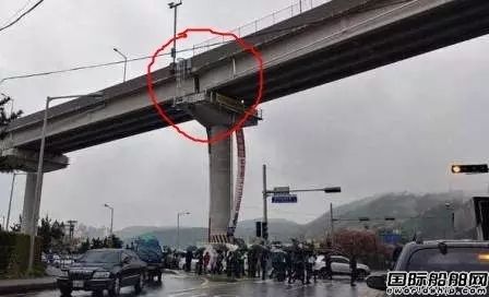 靜坐示威！韓國船廠工人爬高架橋