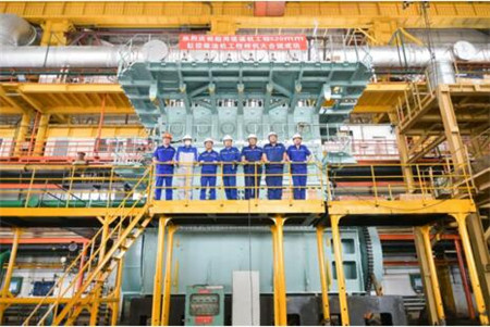 大連船柴研制全球首臺集成SCR工程樣機完成大合攏