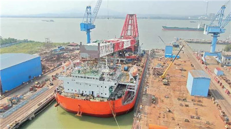 新達船舶建造2000噸級起重船順利出塢