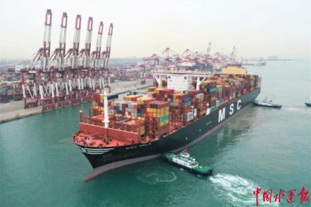 “地中海內拉”輪靠泊青島港單船作業箱量首破2萬TEU