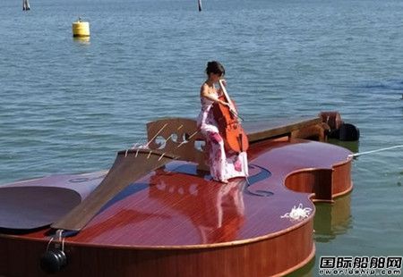 意大利藝術家打造巨型“小提琴”船向逝者致哀
