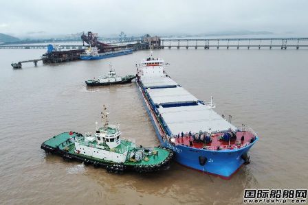 國內首制！兩艘長江中游特定航線江海直達散貨船啟航