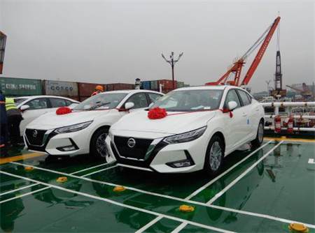 廣州港珠江內河第一艘汽車滾裝船“穗港汽車01”號成功試航