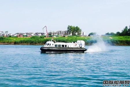 長江流域首艘全墊升氣墊船 “海鷂147”號下水試航