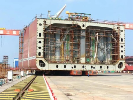武船建造24000噸原油船2號船快速形成主船體