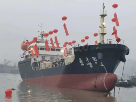 騰龍造船建造“鑫豐18”號油船下水