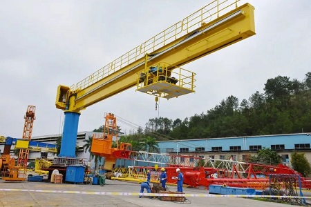 華南船機自主研制國內首臺LNG挺桿起重機完成出廠試驗