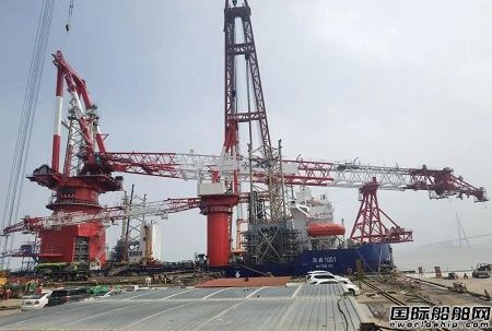 南通振華重裝完成“海峰1001”風電安裝平臺起重機總裝