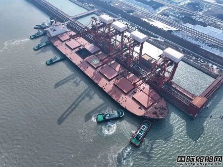 江蘇首次！40萬噸礦砂船首次靠泊連云港港