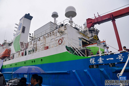 下潛7178米！“探索一號”科考船攜“奮斗者”號創下新紀錄