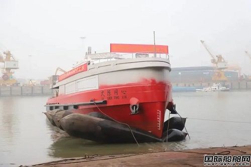武漢理工船舶設計國內首艘海上混動新能源客船順利接水