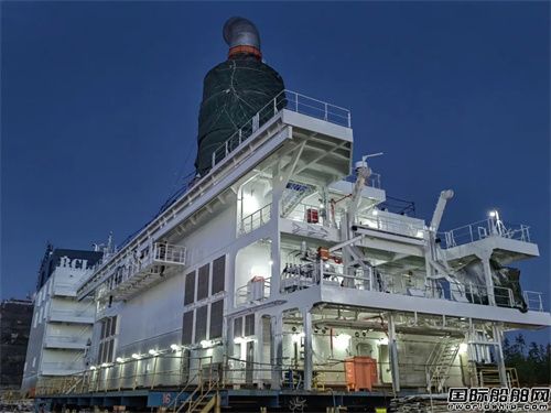 外高橋海工H1383箱船上建與H1572成品油輪上建90A順利發運
