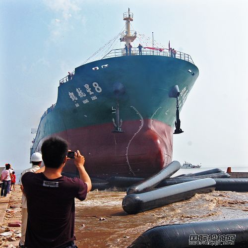浙江九洲船業3.3萬噸散貨船下水